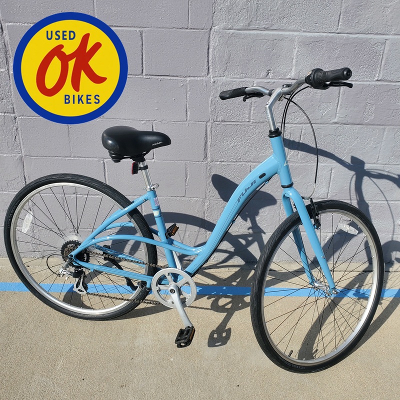 700c Fuji Crosstown Two.3 – 17″ (Medium Ladies) Used Hybrid Bike – Blue *IN STORE PICK-UP ONLY*